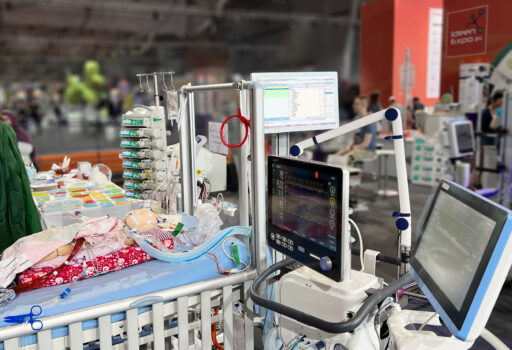 m.life auf einem Monitor am Stand der MHH während der IdeenExpo